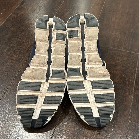 ON Cloud 5 Running Shoe in Midnight / White Size 12.5 main image 6